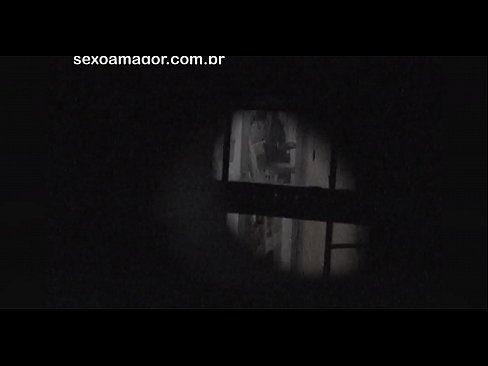 ❤️ Blondiin saab salaja videolevi naabruskonna voyeuri poolt peidetud õõnsate telliskivide taha peidetud ☑ Super porno at us