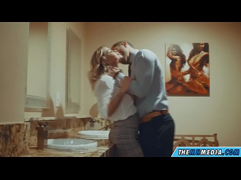 ❤️ Kui rinnakas blondiin võrgutab sind avalikus tualettruumis ☑ Super porno at us